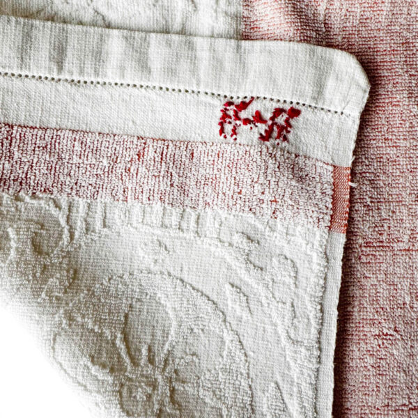 Serviettes de bain brodees rouge Elephant Paris vintage